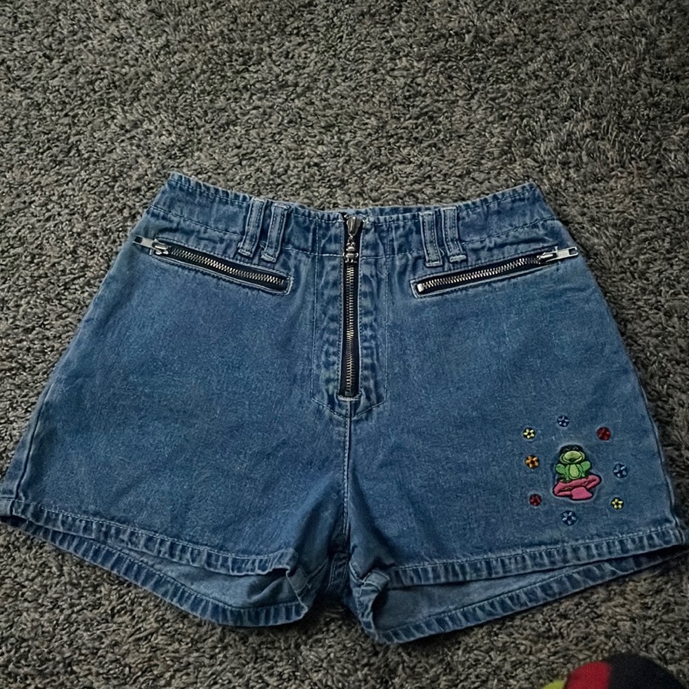 Vintage shorts fits like a size 1